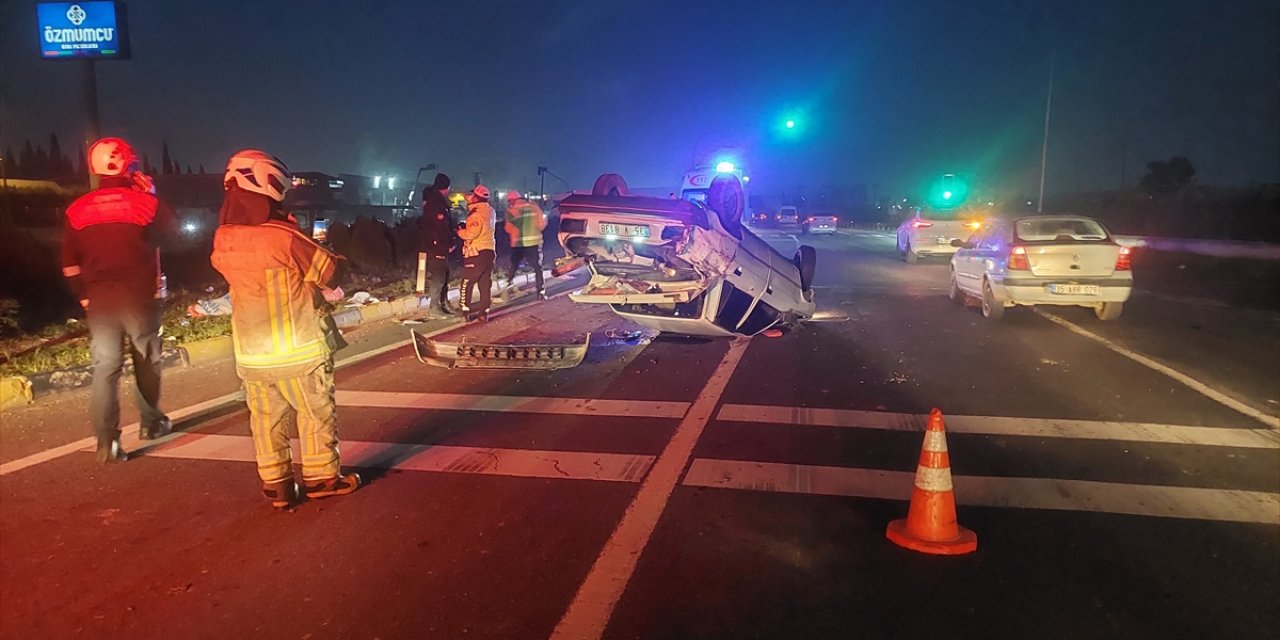 İzmir'de devrilen otomobilin sürücüsü yaralandı