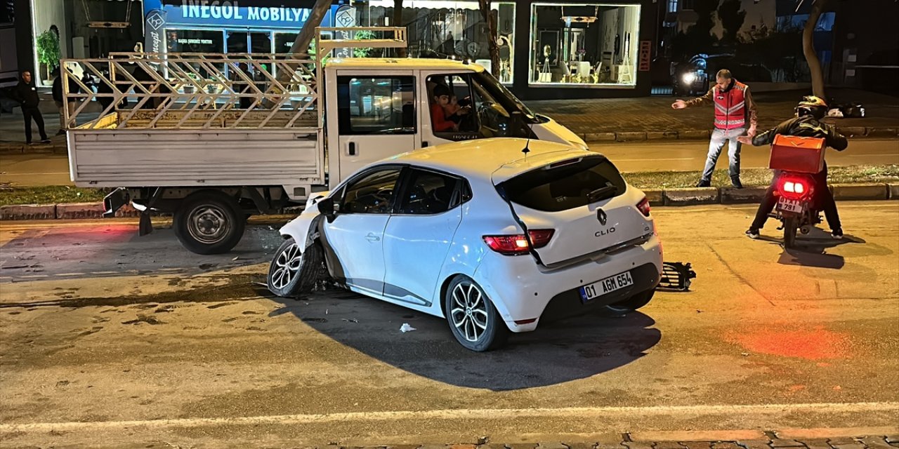 Adana'da aydınlatma direğine çarpan otomobilin sürücüsü yaralandı