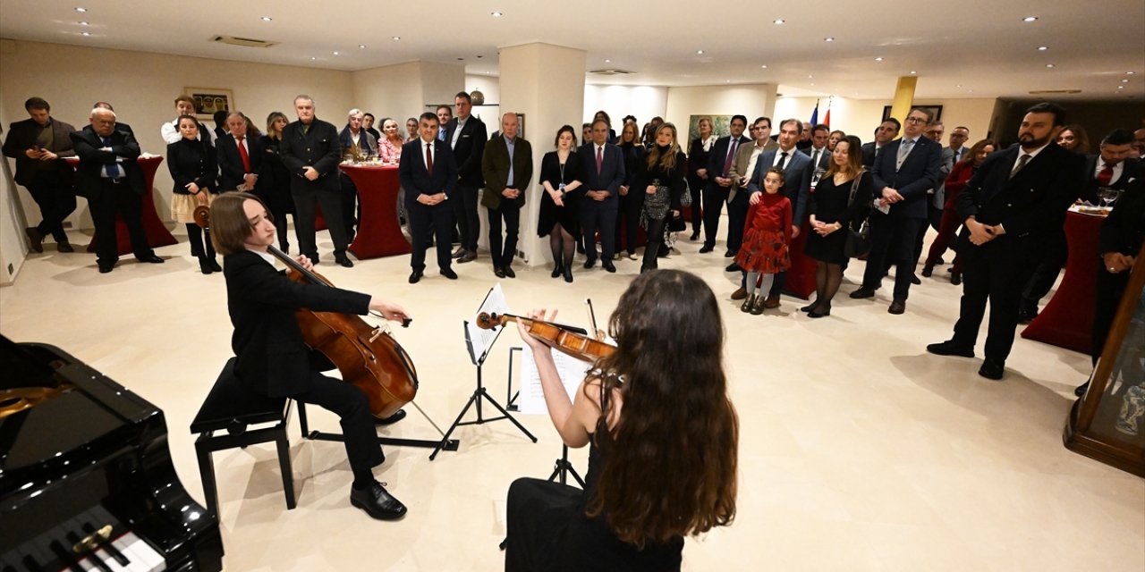 Brüksel'de Türk genç yetenekler mini konser verdi