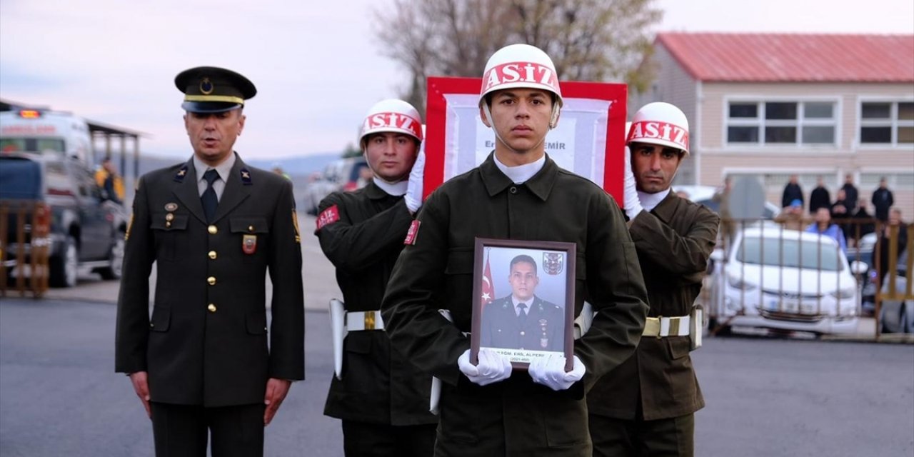 Pençe-Kilit Operasyonu bölgesinde şehit olan asker için Şırnak'ta tören yapıldı