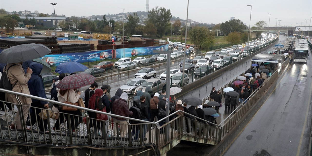 DOSYA HABER/İSTANBUL'UN ULAŞIM SORUNU- Metrobüsler megakenti taşımakta yetersiz kalıyor