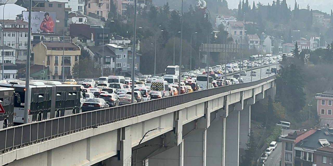 15 Temmuz Şehitler Köprüsü'nde 8 aracın karıştığı zincirleme kaza