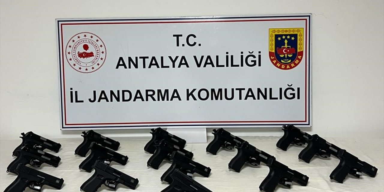 Antalya'da 16 ruhsatsız tabanca ele geçirildi