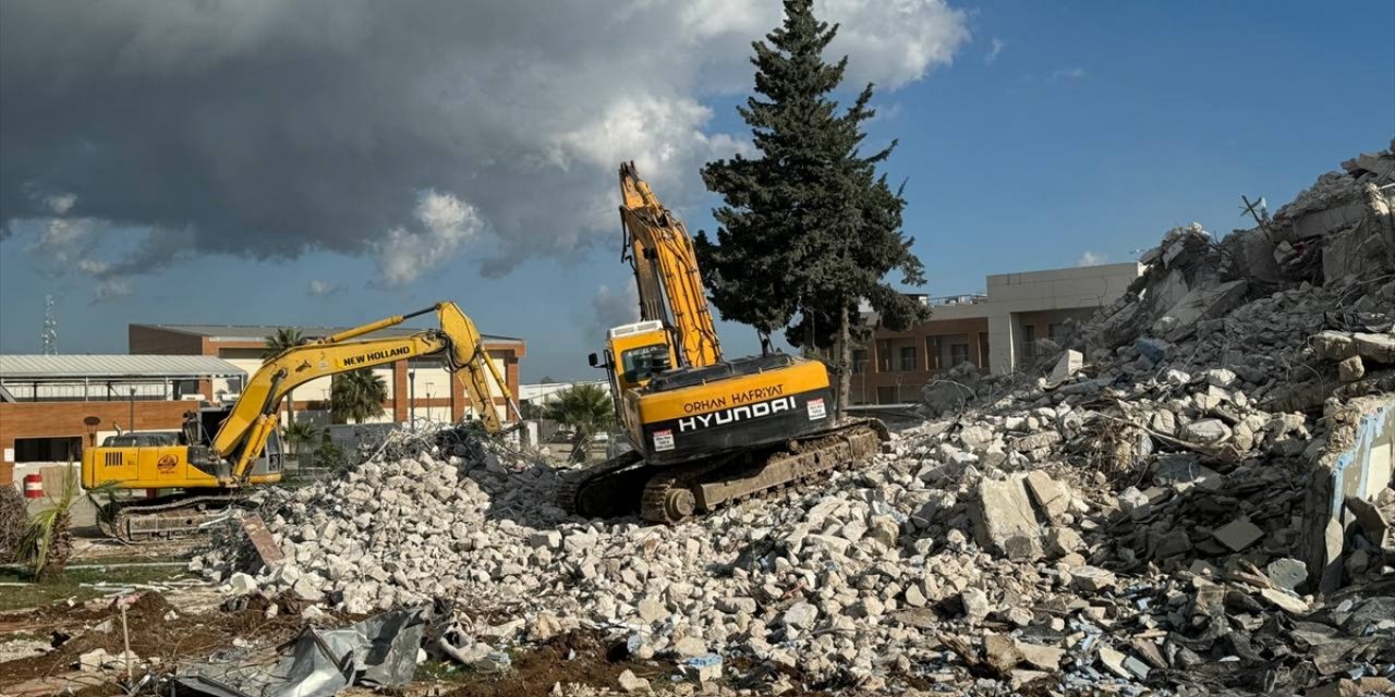 Hatay'da depremlerde hasar alan Karayolları 53. Şubesi Şefliği binası kontrollü yıkıldı