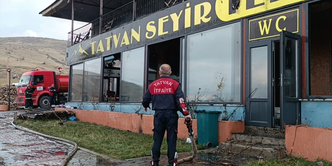 Bitlis'te yangın çıkan kafe kullanılamaz hale geldi