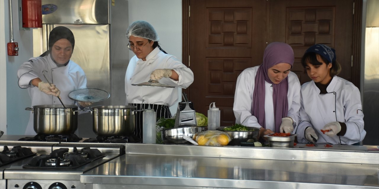 ŞÜ Gastronomi Bölümü öğrencileri kente özgü lezzetleri öğretim üyelerinin beğenisine sundu