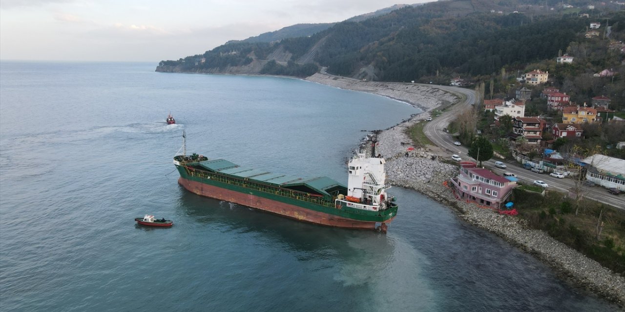 İnebolu'da karaya oturan gemiyi kurtarma çalışmaları sürüyor