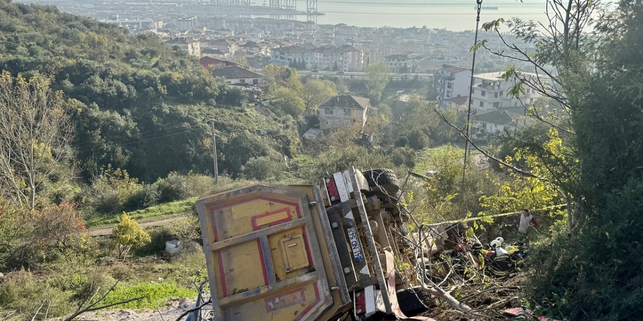 Kocaeli'de devrilen tırın altında kalan sürücü öldü, 1 kişi yaralandı