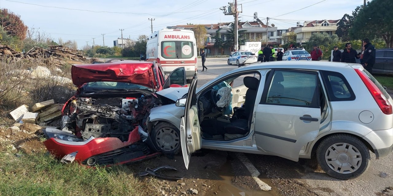 Balıkesir'de iki otomobilin çarpışması sonucu 8 kişi yaralandı