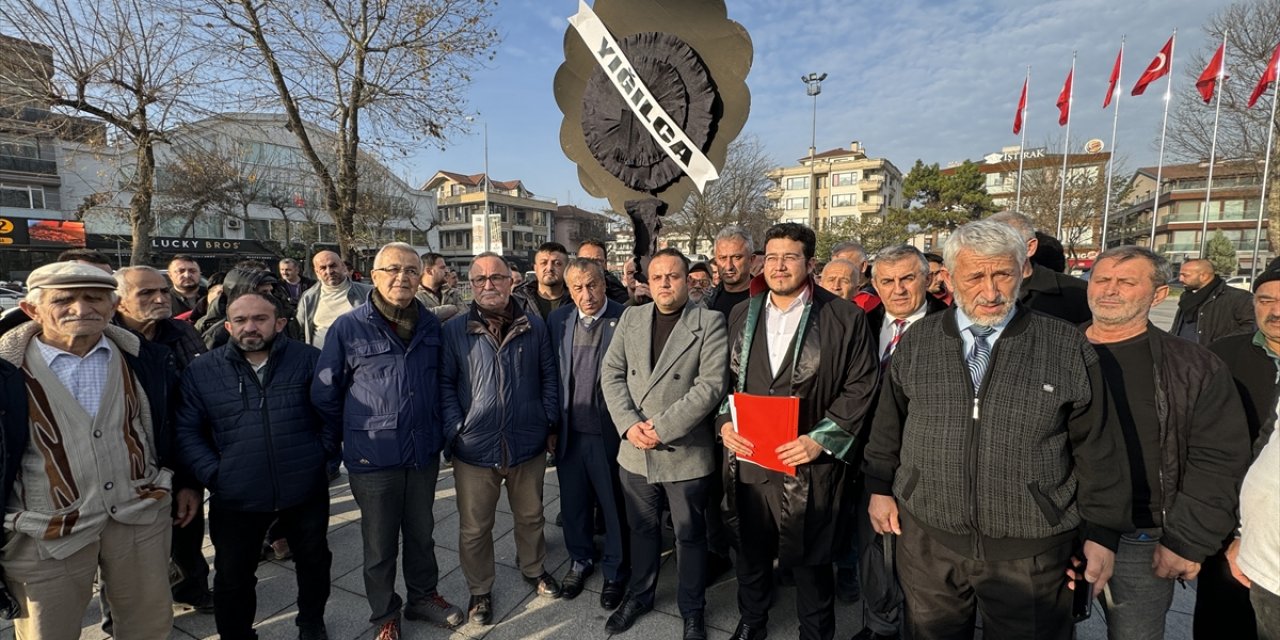 CHP Düzce Milletvekili Talih Özcan'ın açıklamalarına siyah çelenkli protesto