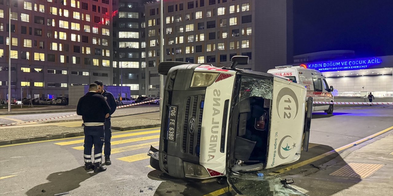 Başkentte otomobilin çarptığı ambulans devrildi