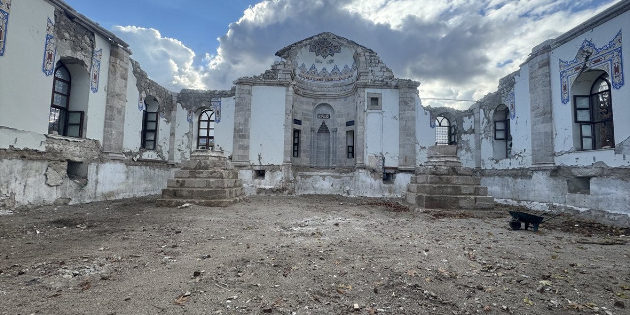 Malatya'da depremde büyük bölümü yıkılan tarihi Hacı Yusuf Taş Camisi ayağa kaldırılıyor