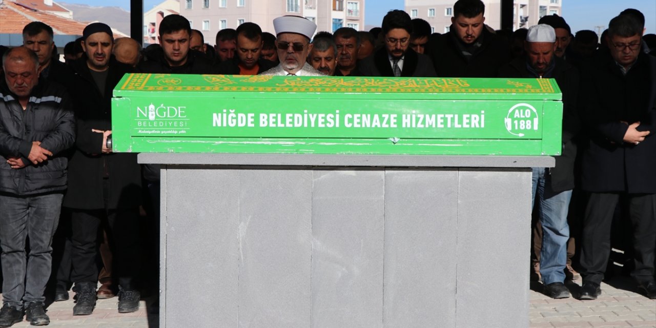 Niğde'de su kazanını temizlerken zehirlenerek ölen 2 işçi toprağa verildi