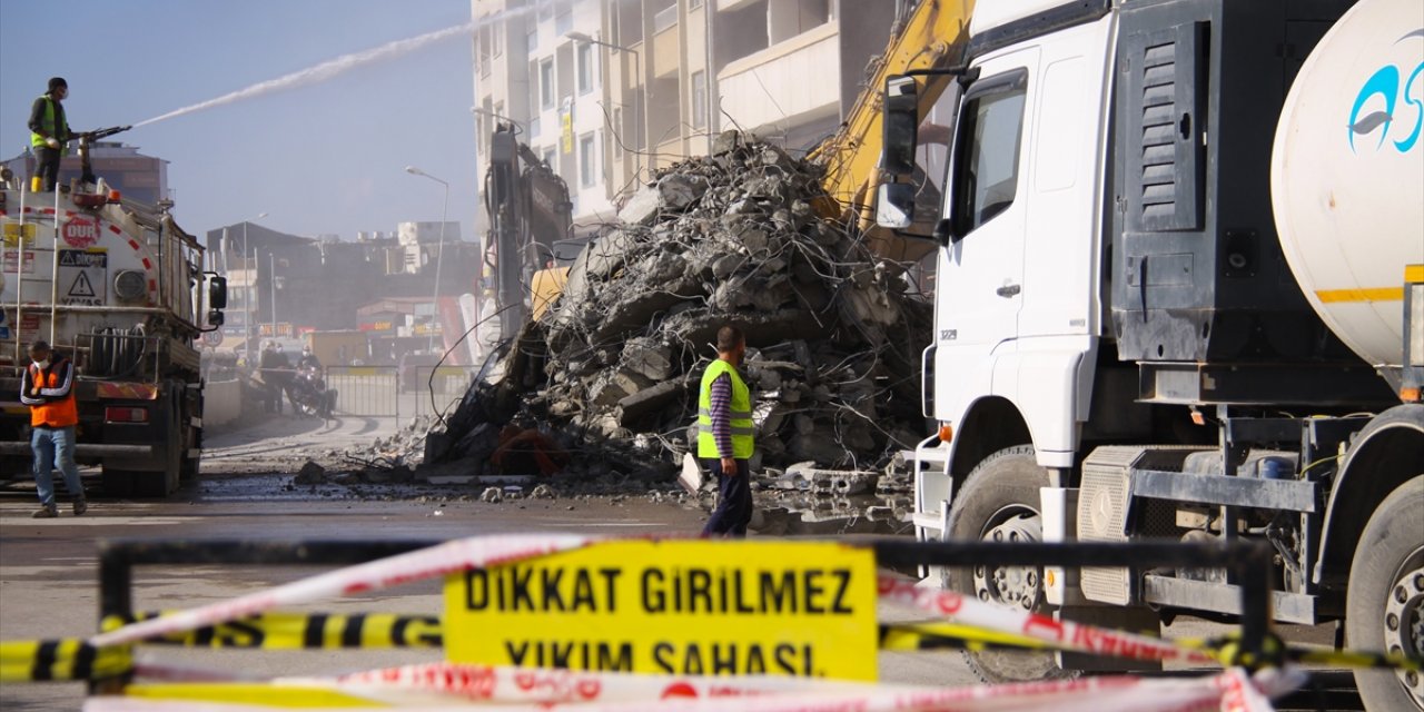 Hatay İskenderun'da depremde ağır hasar alan binaların yıkımı sürüyor