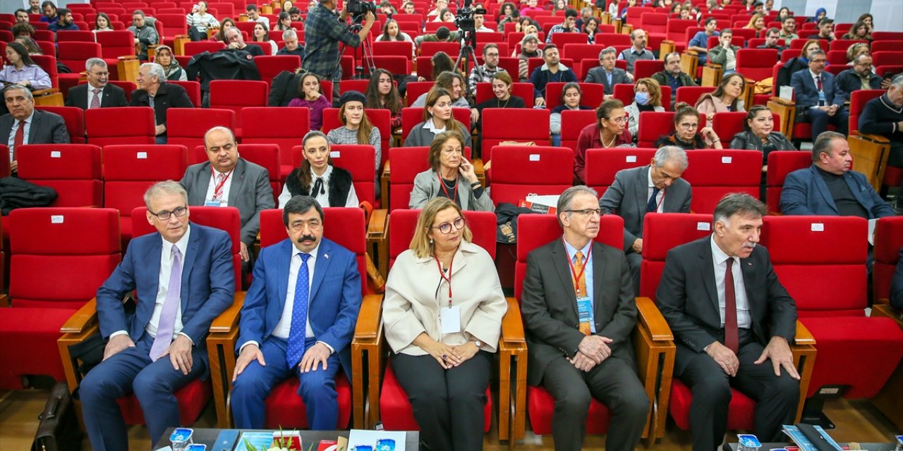 İzmir'de "Cumhuriyetin 100. yılında Türkiye ve Balkanlar" sempozyumu başladı