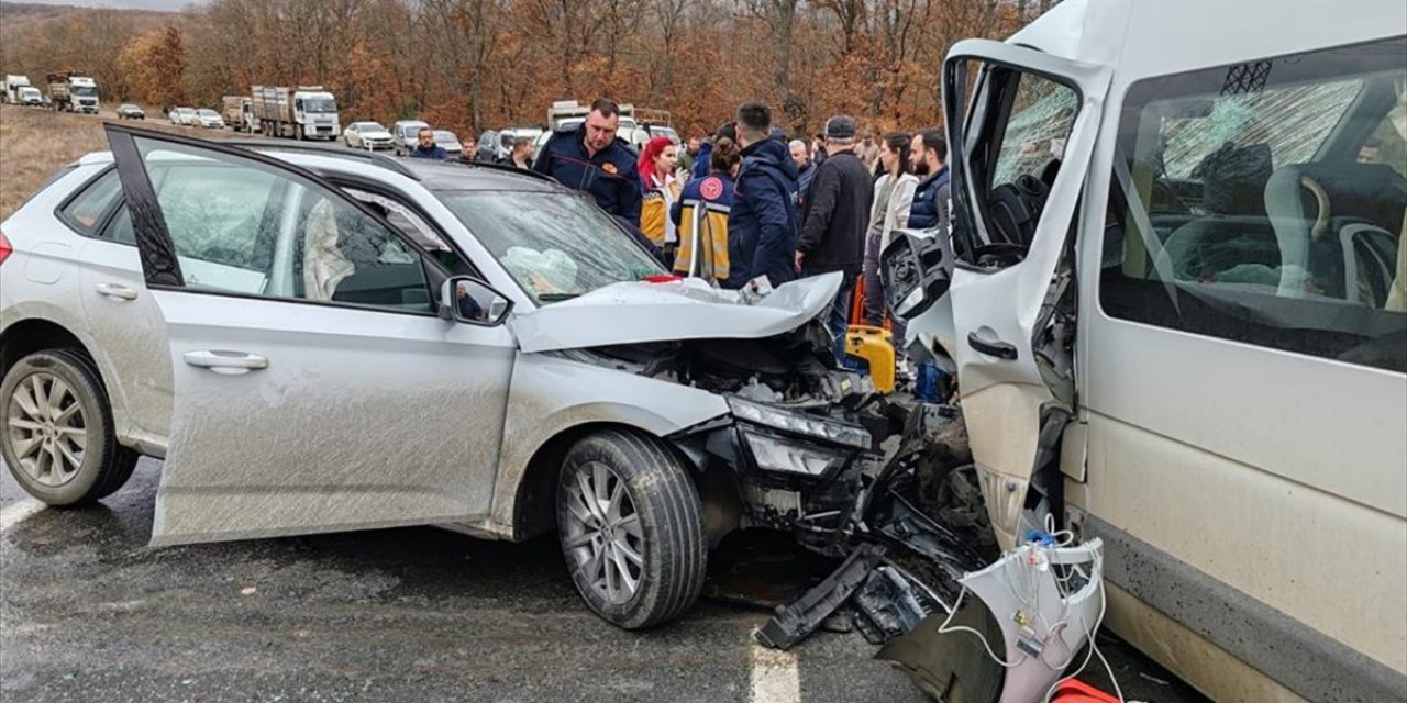 Kırklareli'nde yolcu minibüsü ile otomobilin çarpıştığı kazada 9 kişi yaralandı