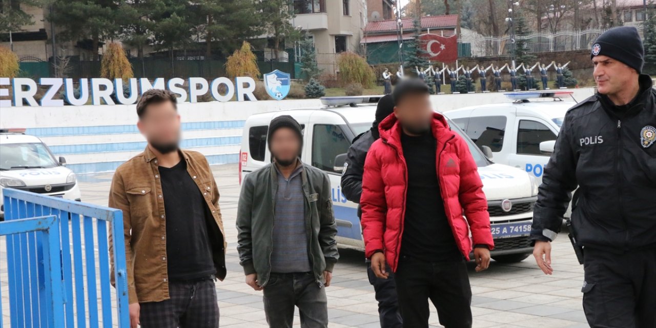 Erzurum'da 25 göçmen, Mobil Göç Noktası aracıyla denetlendi