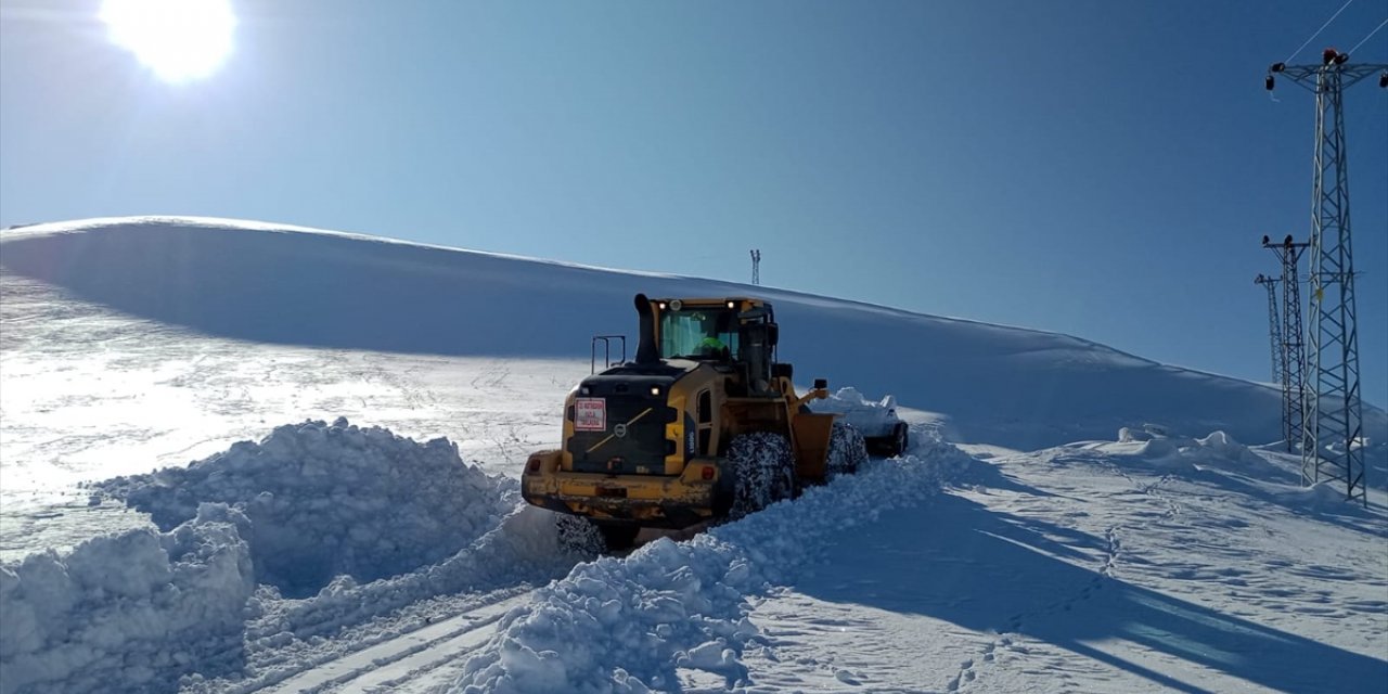 Yüksekova'da iki üs bölgesinin kardan kapanan yolu açılmaya çalışılıyor