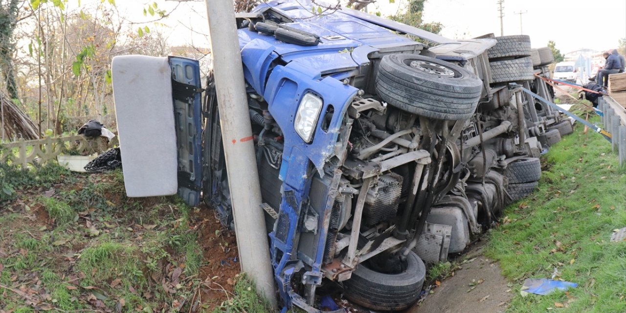 Ordu'da sunta yüklü tır sulama kanalına devrildi