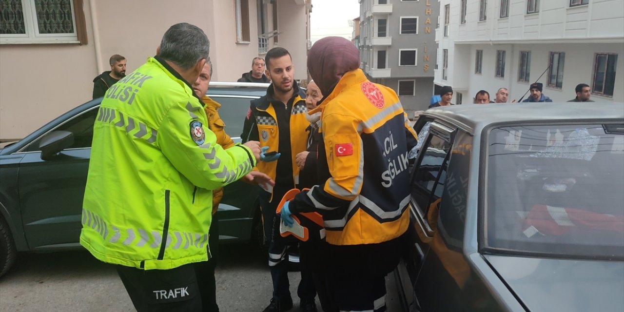 Bursa'da frenleri boşalınca park halindeki otomobile çarpan araçtaki 2 kişi yaralandı