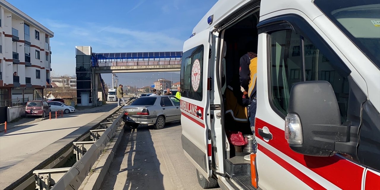 Düzce'de tıra çarpan otomobildeki 2 kişi yaralandı