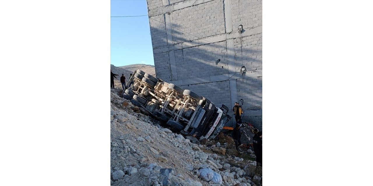 Şanlıurfa'da şarampole devrilen beton mikserinin sürücüsü yaralandı