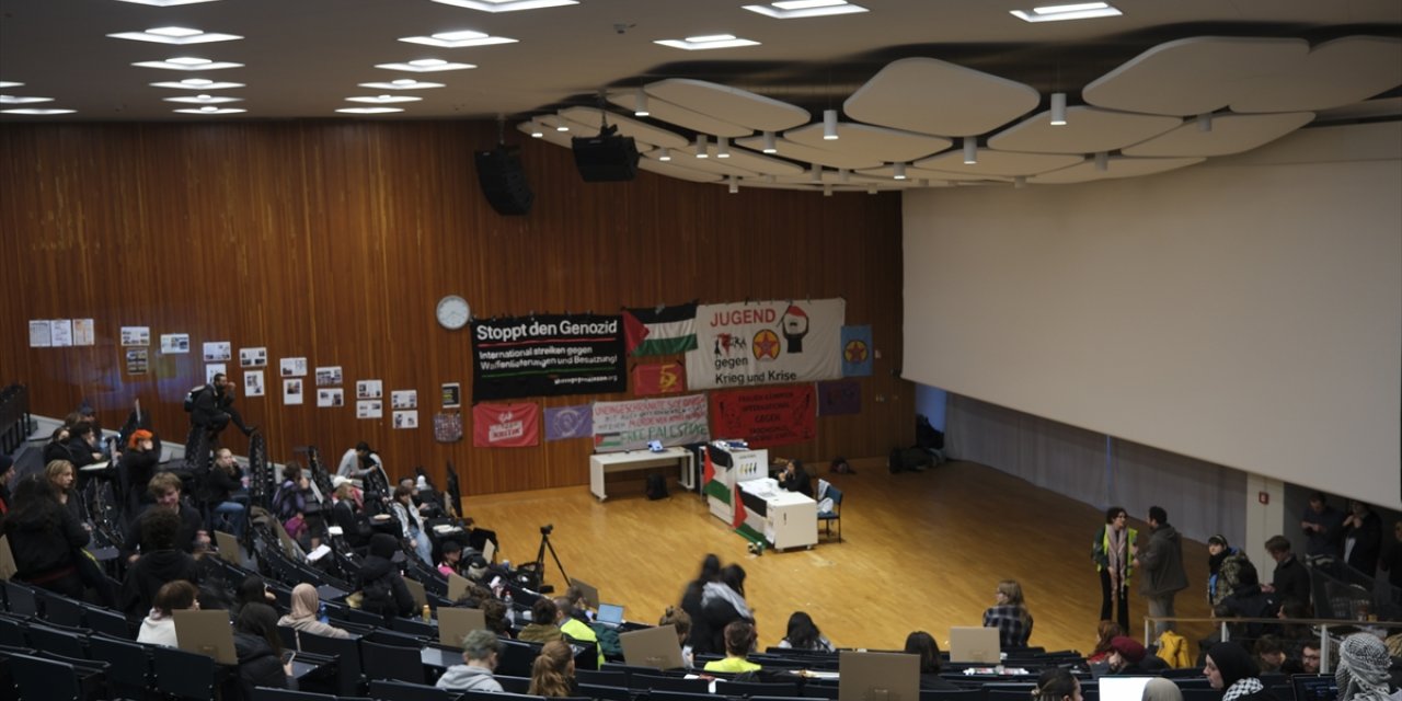 Berlin'de Gazze'deki soykırımı protesto eden öğrencilere polis müdahalesi