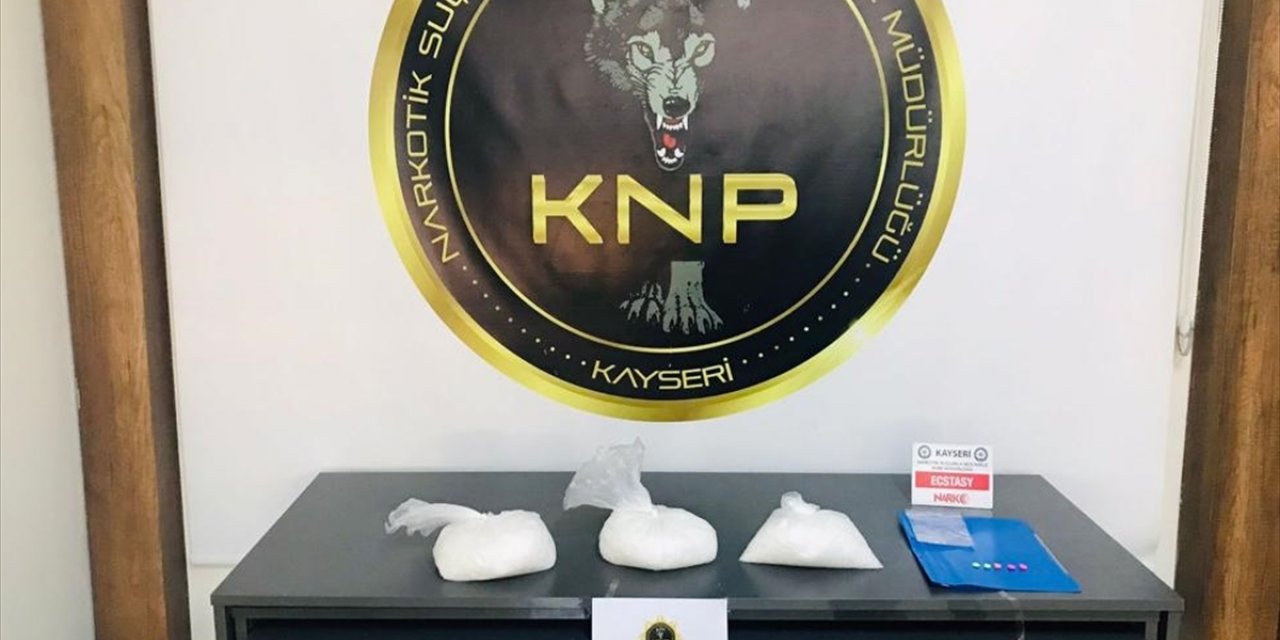 Kayseri'de bir araçta 2 kilo 700 gram sentetik uyuşturucu ele geçirildi