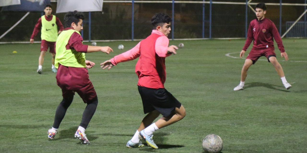 Depremzede Hataysporlu altyapı futbolcuları "A takım" hayaliyle top koşturuyor