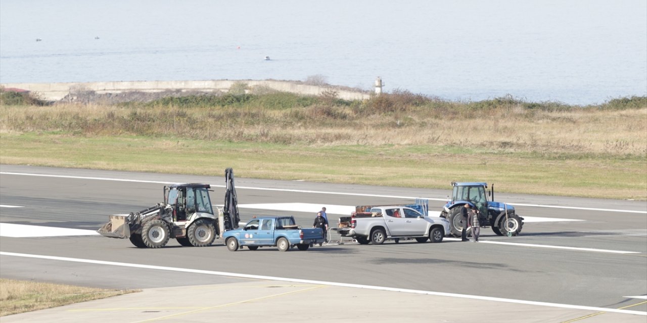 Trabzon Havalimanı'nda pist onarım çalışması yapılıyor