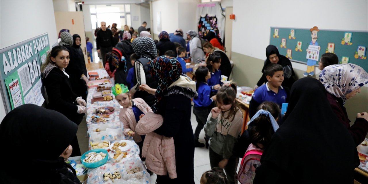 Samsun'da minik öğrenciler okul koridorunda yerli malı kapsamında tezgah açtı