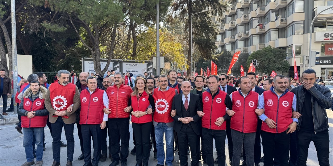 DİSK İzmir'de "Gelirde adalet vergide adalet" sloganıyla yürüyüş yaptı