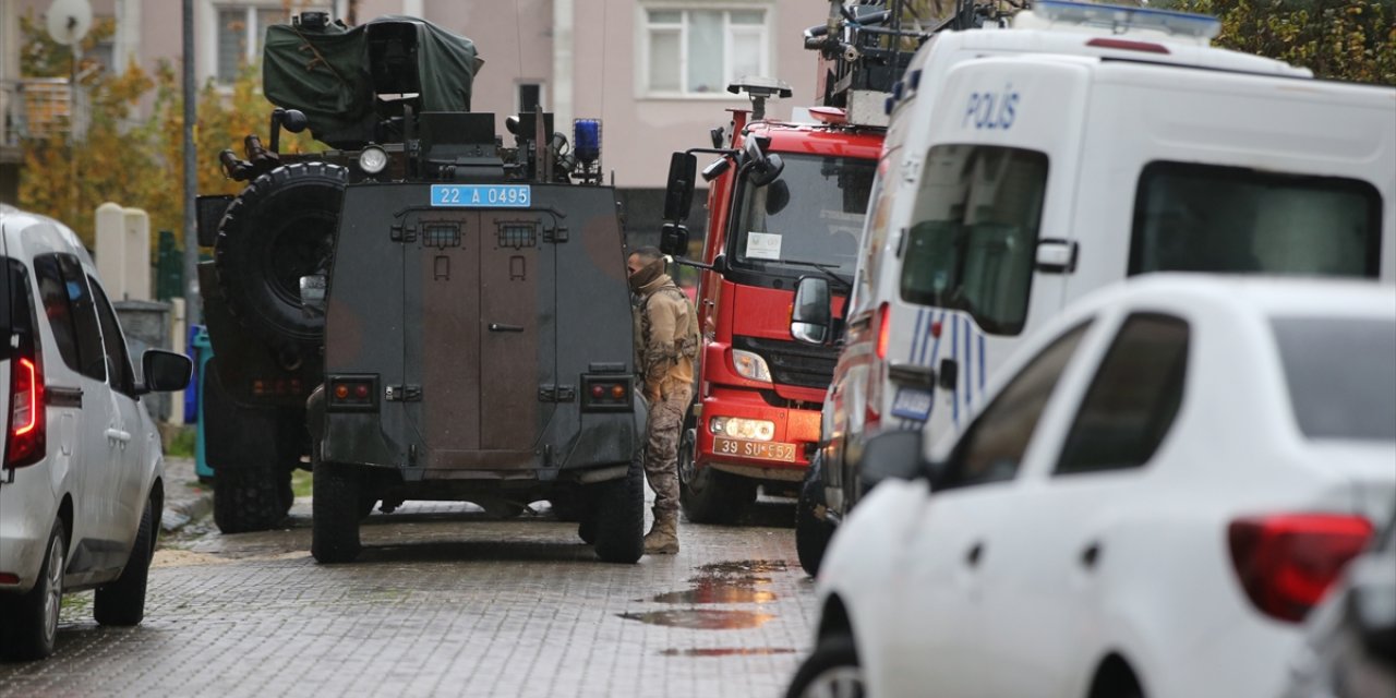 Kırklareli'nde eşini silahla rehin tutan şüpheli eve giren özel harekat polislerince gözaltına alındı