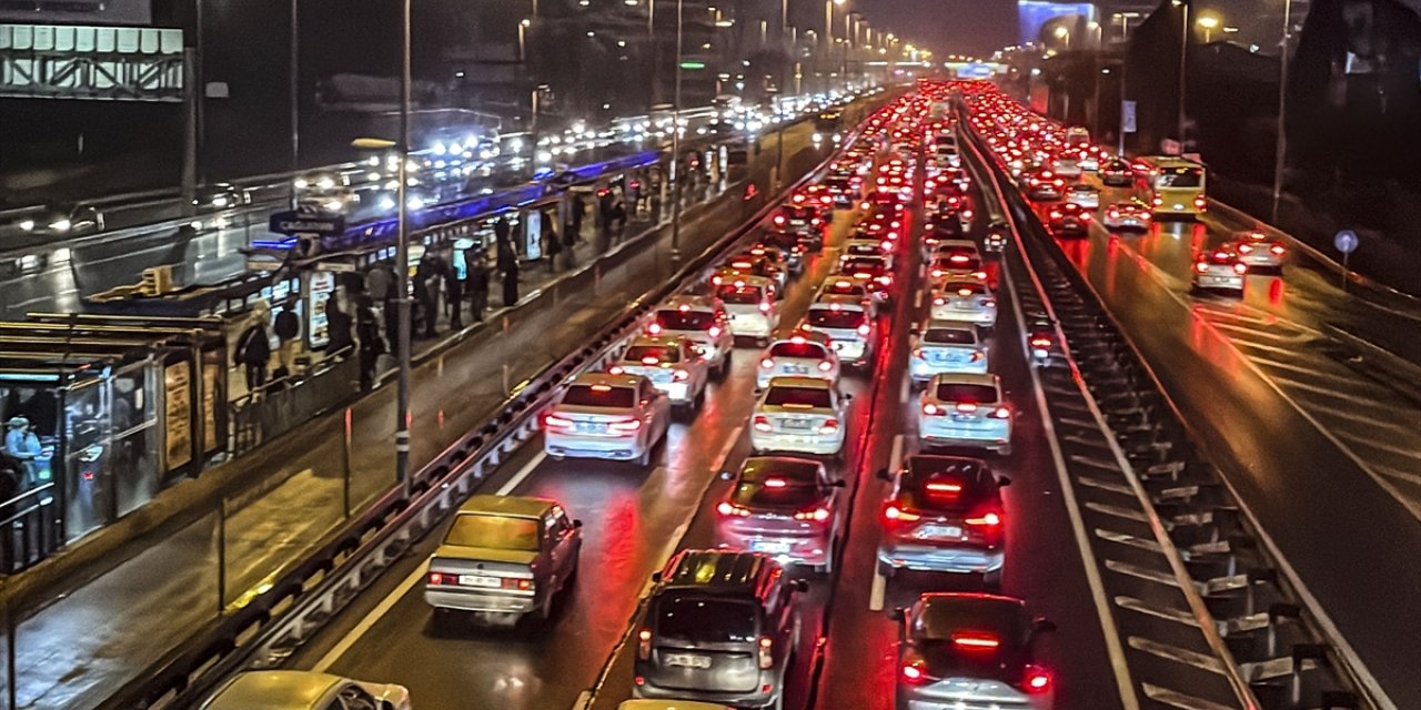 İstanbul'da akşam trafik yoğunluğu yüzde 80'e çıktı