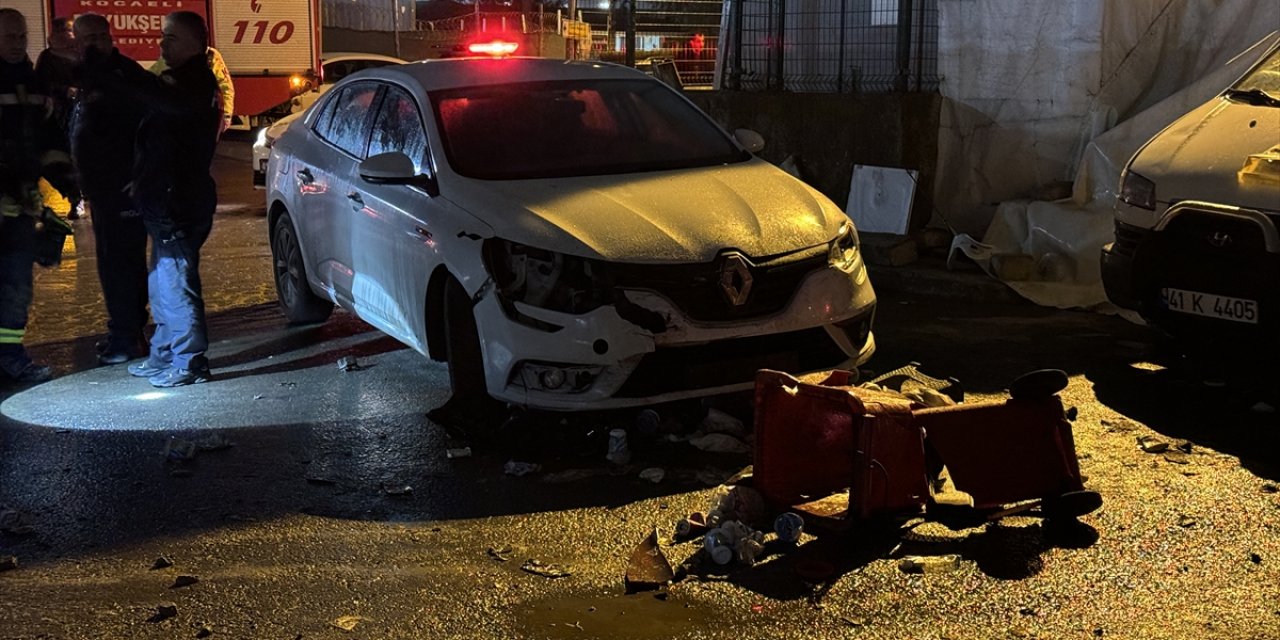 Kocaeli'de yol kenarında köfte ekmek yiyenlerin arasına tır daldı