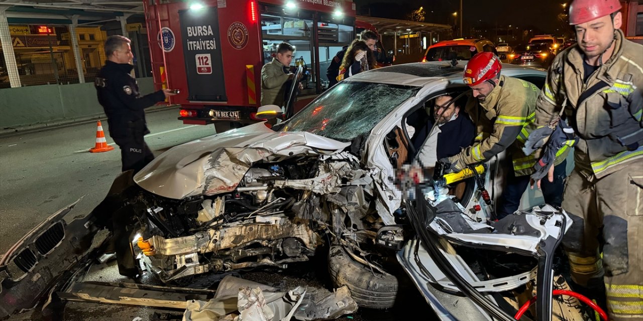 Bursa'da kaza yapan otomobilde sıkışan sürücü kurtarıldı