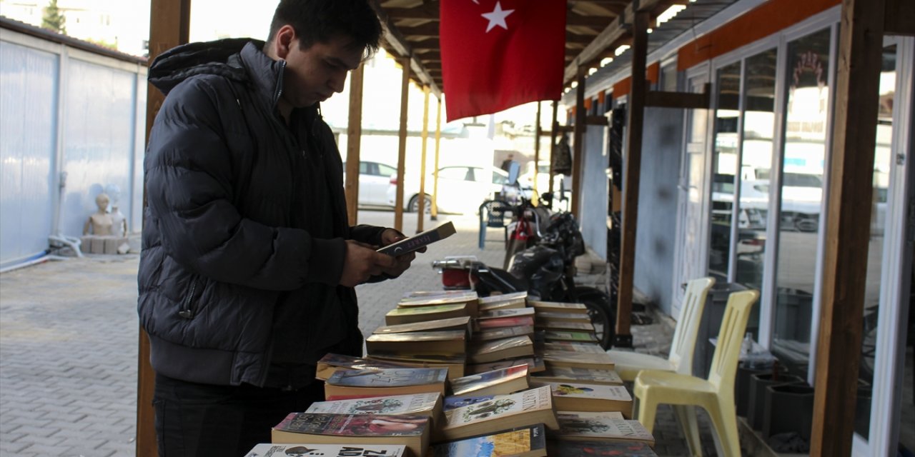 Hatay'da  depremzede öğrenciler için "Askıda Kitap" uygulaması