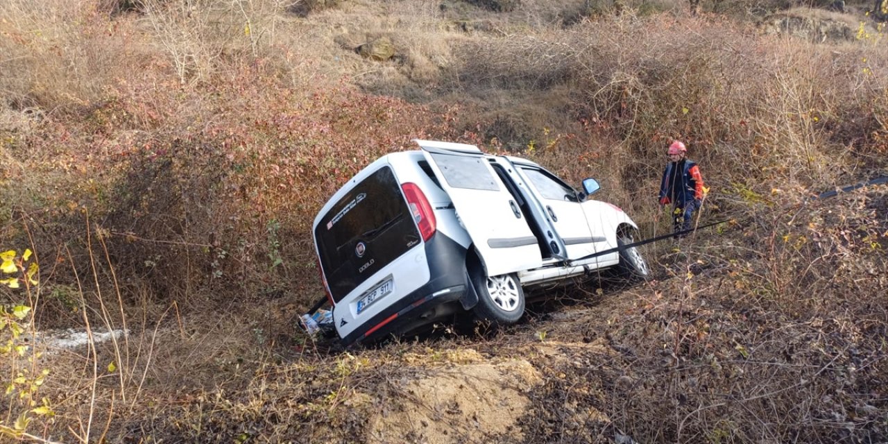 Karabük'te şarampole devrilen hafif ticari araçtaki 1 kişi öldü, 1 kişi yaralandı