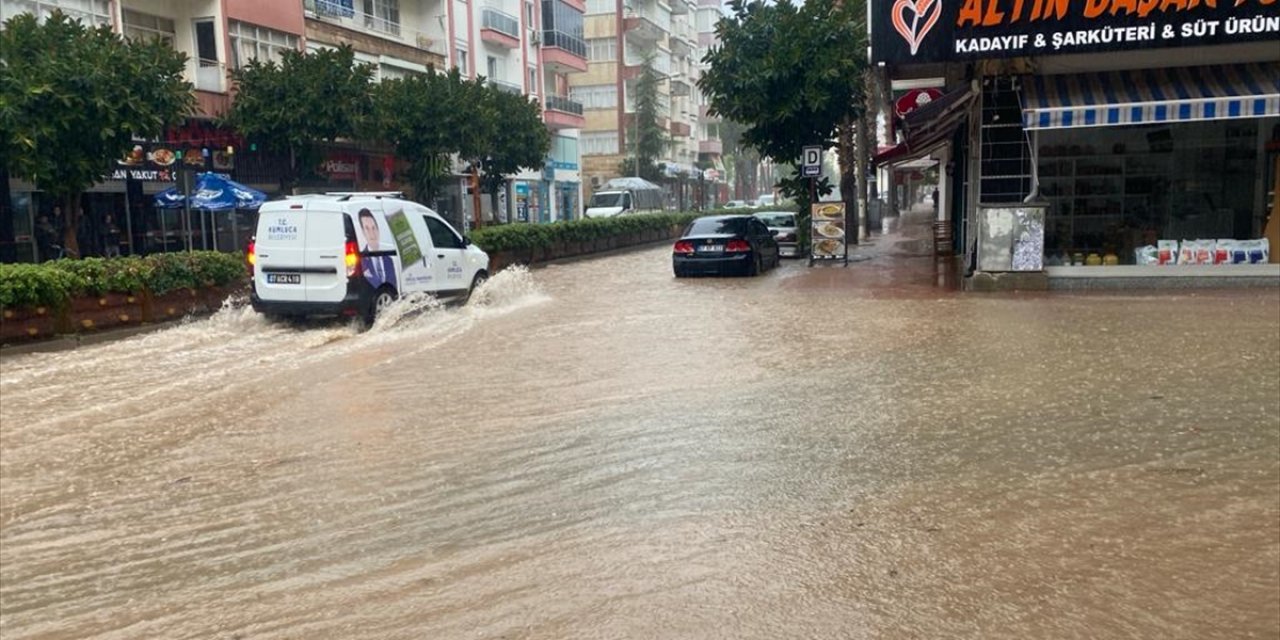 Antalya Kumluca'da sağanak hayatı olumsuz etkiledi