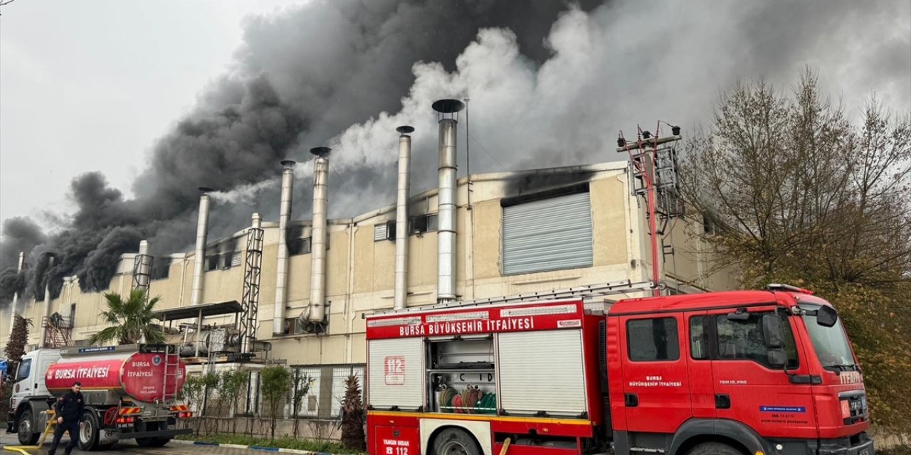 Bursa'da tekstil fabrikasında çıkan yangına müdahale ediliyor