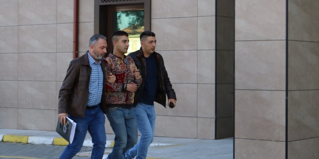 Nevşehir'de bir şüphelinin camiden para çalması güvenlik kamerasınca kaydedildi