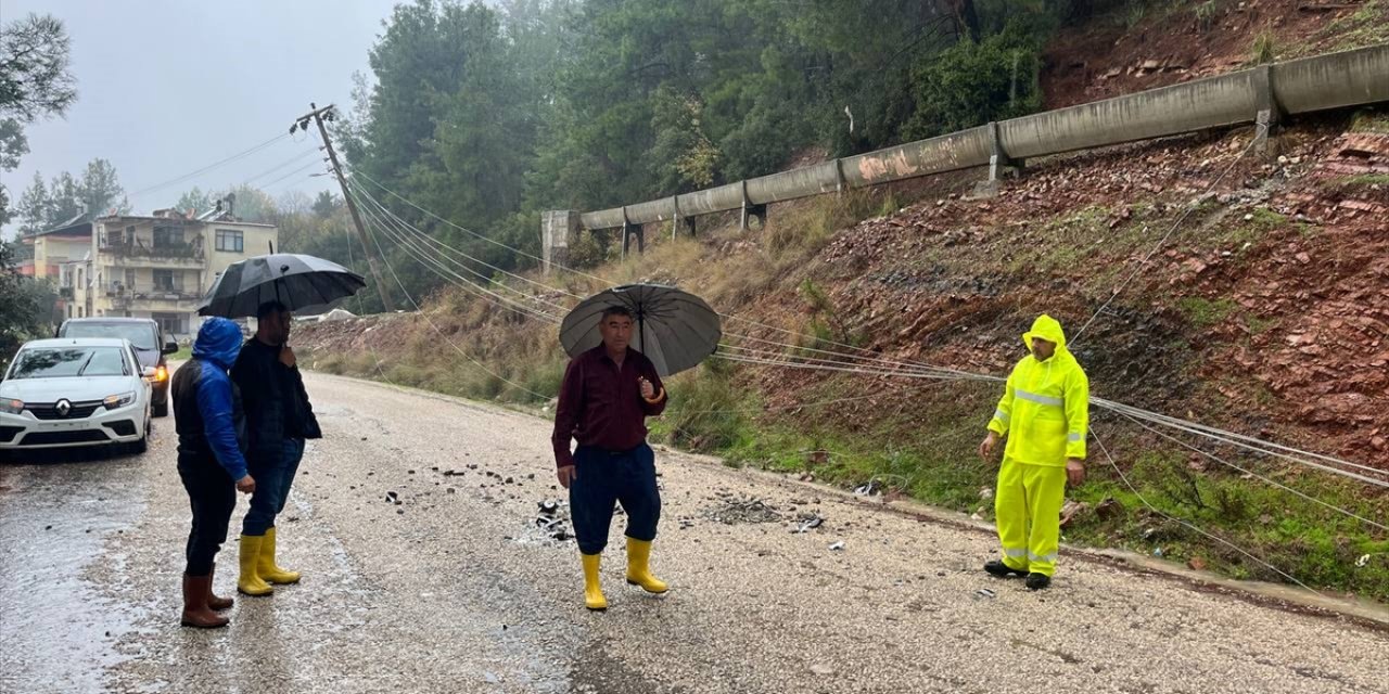 GÜNCELLEME - Antalya Kumluca'da sağanak hayatı olumsuz etkiledi