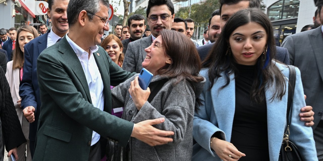 CHP Genel Başkanı Özel, partisinin Gençlik Kolları İl Başkanlarına Manisa'yı gezdirdi: