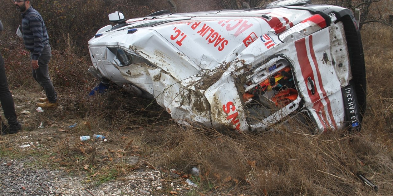 Konya'da ambulans ve kamyonetin devrildiği kazada 6 kişi yaralandı