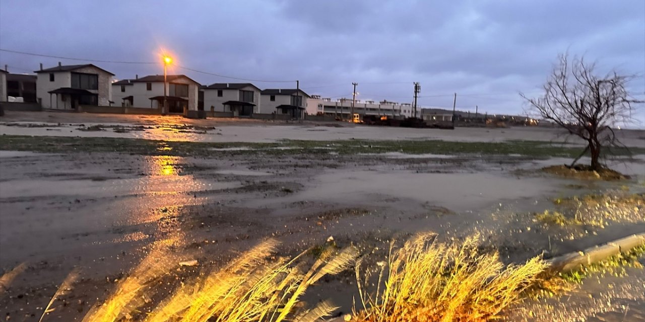 Çanakkale'de sağanak nedeniyle Umurbey beldesi sular altında kaldı