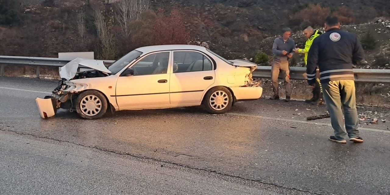 Burdur'da bariyere çarpan otomobildeki 3 kişi yaralandı