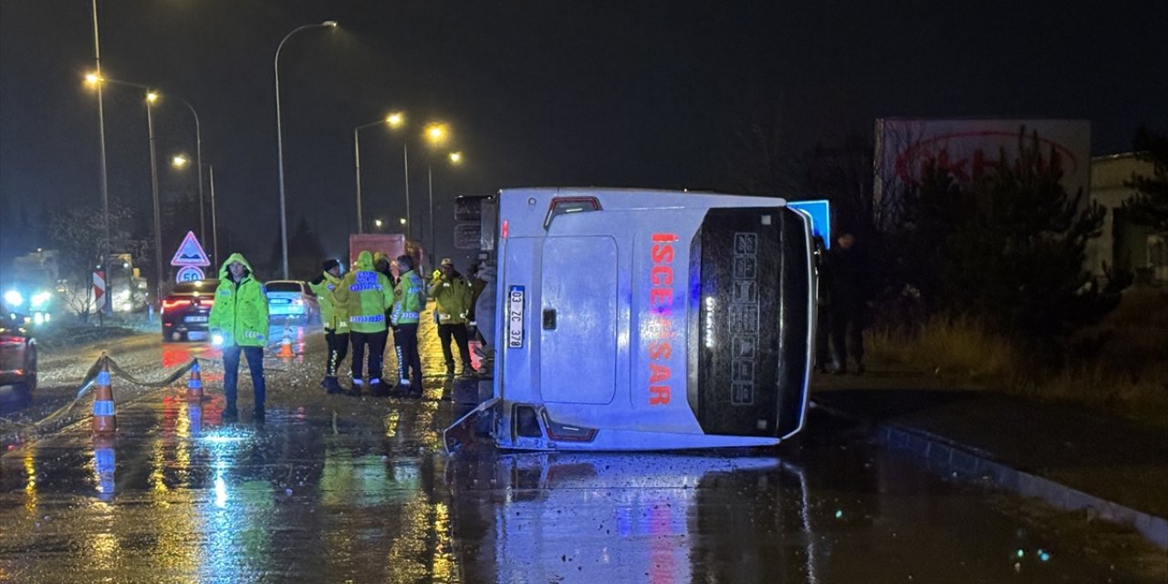 GÜNCELLEME - Afyonkarahisar'da midibüsün devrilmesi sonucu 25 kişi yaralandı