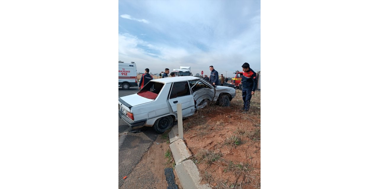 Mardin'de iki otomobilin çarpışması sonucu 4 kişi yaralandı