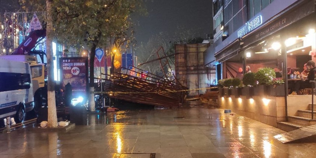 Kadıköy'de bina önündeki güvenlik paneli şiddetli rüzgardan  devrildi