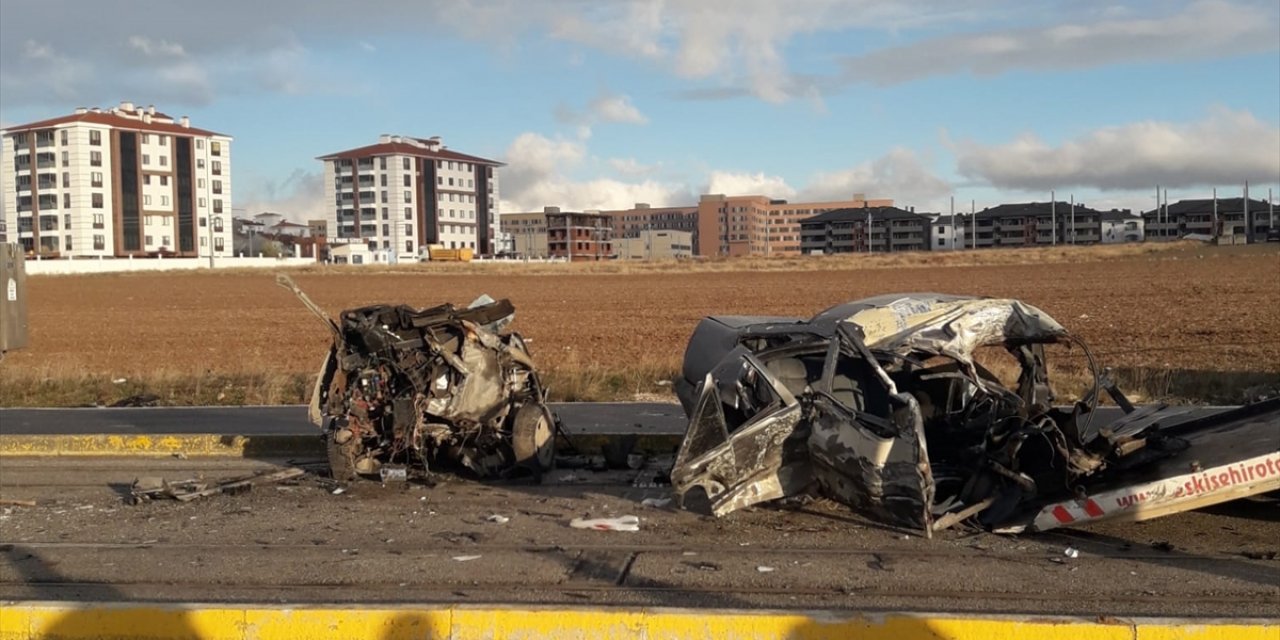 Eskişehir'de katener direğine çarpan otomobilin sürücüsü öldü, 3 kişi yaralandı